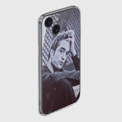 Чехол для iPhone 15 силиконовый с защитой камеры Роберт Паттинсон - фото 2