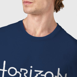 Футболка с принтом Horizon Zero Dawn для мужчины, вид на модели спереди №4. Цвет основы: темно-синий