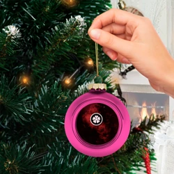 Ёлочный шар стеклянный/пластиковый Эмблема Черного клевера на космическом фоне - фото 2