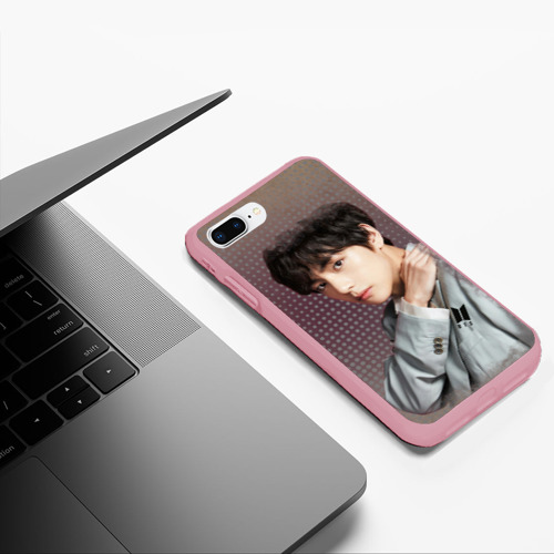 Чехол для iPhone 7Plus/8 Plus матовый BTS. Ким Тэ Хён, цвет баблгам - фото 5