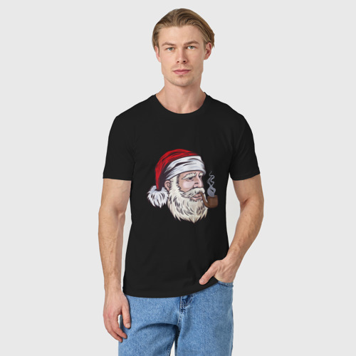 Мужская футболка хлопок с принтом Санта курит трубку, фото на моделе #1