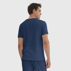 Пижама с принтом Senior Developer для мужчины, вид на модели сзади №2. Цвет основы: темно-синий