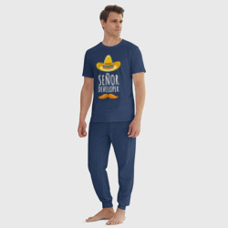 Пижама с принтом Senior Developer для мужчины, вид на модели спереди №3. Цвет основы: темно-синий