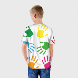 Футболка с принтом Цветные ладошки - Детский узор для ребенка, вид на модели сзади №2. Цвет основы: белый