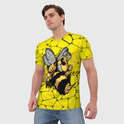 Футболка с принтом Дикая пчела для мужчины, вид на модели спереди №2. Цвет основы: белый