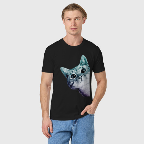 Мужская футболка хлопок с принтом Любопытный кот, фото на моделе #1