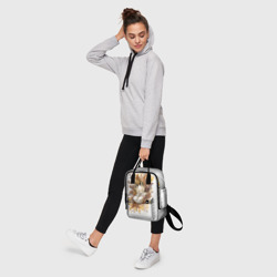 Рюкзак с принтом Лисичка спит в листьях для женщины, вид на модели спереди №4. Цвет основы: белый