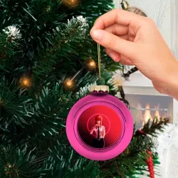 Ёлочный шар стеклянный/пластиковый Макима на красном фоне - фото 2