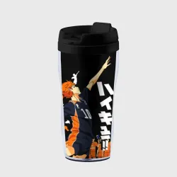 Термокружка-непроливайка Подача Сёё Хинаты. Haikyuu!! на черном фоне