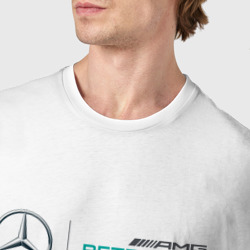 Футболка с принтом Формула 1 Мерседес для мужчины, вид на модели спереди №4. Цвет основы: белый