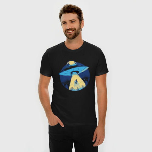 Мужская футболка хлопок Slim Похищение пришельцами в лесу, цвет черный - фото 3