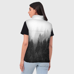 Жилет с принтом Туманный лес для женщины, вид на модели сзади №2. Цвет основы: черный