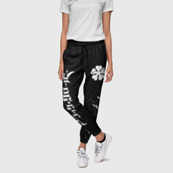 Женские брюки 3D Белый логотип Черный клевер на черном - фото 2