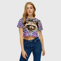 Женская футболка Crop-top 3D Енот среди цветов - фото 2