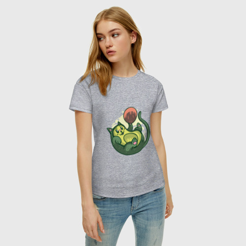 Женская футболка хлопок с принтом Котёнок авокадо играется, фото на моделе #1