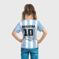 Футболка с принтом Форма Марадоны с автографом для ребенка, вид на модели сзади №3. Цвет основы: белый