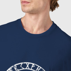 Футболка с принтом Вегвизир - компас викингов для мужчины, вид на модели спереди №4. Цвет основы: темно-синий