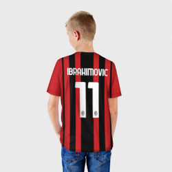 Футболка с принтом Ибрагимович Милан 2021-2022 для ребенка, вид на модели сзади №2. Цвет основы: белый
