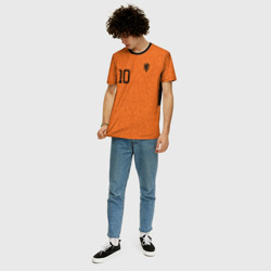 Футболка с принтом Нидерланды домашняя форма. Депай Мемфис для мужчины, вид на модели спереди №3. Цвет основы: белый
