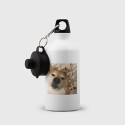 Бутылка с принтом Мем про собак для ребенка, вид на модели спереди №2. Цвет основы: белый