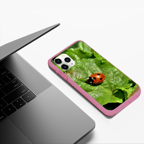 Чехол для iPhone 11 Pro Max матовый Божья коровка на листке, цвет малиновый - фото 5