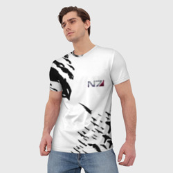 Футболка с принтом Mass Effect N7 белый для мужчины, вид на модели спереди №2. Цвет основы: белый