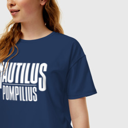 Футболка с принтом Nautilus Pompilius логотип для женщины, вид на модели спереди №2. Цвет основы: темно-синий