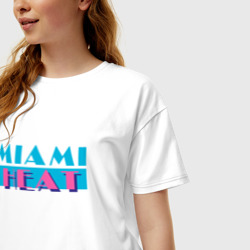 Футболка с принтом Майами Хит для женщины, вид на модели спереди №2. Цвет основы: белый