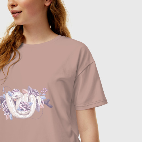 Женская футболка хлопок Oversize Белая змея и цветы, цвет пыльно-розовый - фото 3