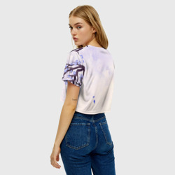 Топик (короткая футболка или блузка, не доходящая до середины живота) с принтом Годжо Сатору Магическая битва для женщины, вид на модели сзади №2. Цвет основы: белый