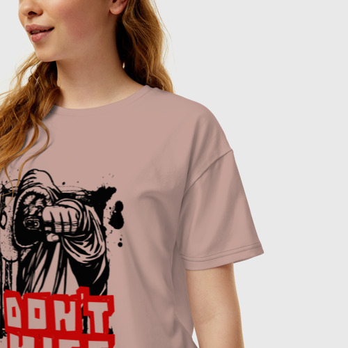 Женская футболка хлопок Oversize с принтом Мужчина с пистолетом, фото на моделе #1