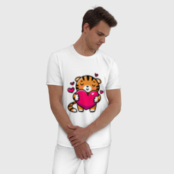 Пижама с принтом Милый тигренок с сердечком для мужчины, вид на модели спереди №2. Цвет основы: белый
