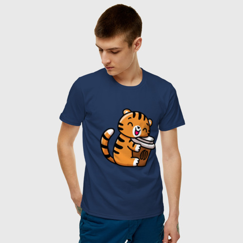 Мужская футболка хлопок Тигренок и кофе, цвет темно-синий - фото 3