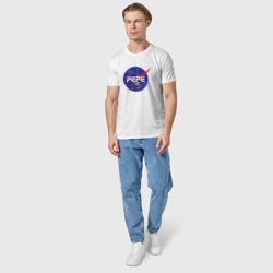 Футболка с принтом Pepe space NASA для мужчины, вид на модели спереди №3. Цвет основы: белый