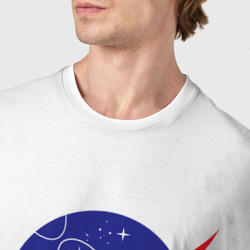 Футболка с принтом Pepe space NASA для мужчины, вид на модели спереди №4. Цвет основы: белый