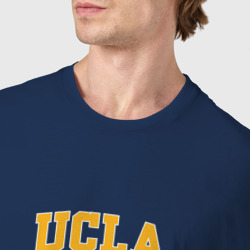 Футболка с принтом UCLA для мужчины, вид на модели спереди №4. Цвет основы: темно-синий