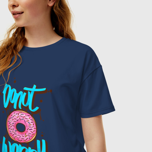 Женская футболка хлопок Oversize с принтом Donut Worry, фото на моделе #1
