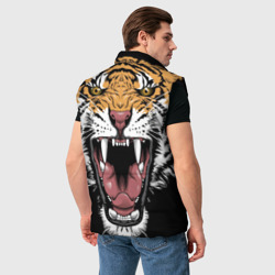 Жилет с принтом Оскал амурского тигра для мужчины, вид на модели сзади №2. Цвет основы: черный