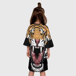 Платье с принтом Оскал амурского тигра для ребенка, вид на модели сзади №2. Цвет основы: белый