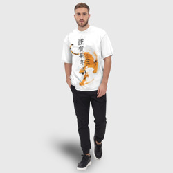 Футболка с принтом Китайский тигр с иероглифами для мужчины, вид на модели спереди №3. Цвет основы: белый