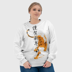 Свитшот с принтом Китайский тигр с иероглифами для женщины, вид на модели спереди №4. Цвет основы: белый