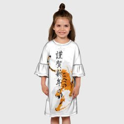Платье с принтом Китайский тигр с иероглифами для ребенка, вид на модели спереди №3. Цвет основы: белый