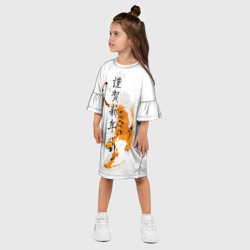 Платье с принтом Китайский тигр с иероглифами для ребенка, вид на модели спереди №2. Цвет основы: белый