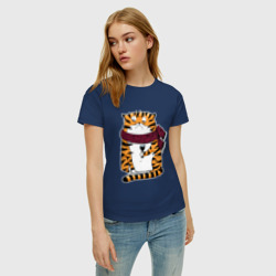 Женская футболка хлопок Недовольный тигр с бокалом вина - фото 2