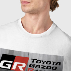 Футболка с принтом Toyota Gazoo racing team для мужчины, вид на модели спереди №4. Цвет основы: белый