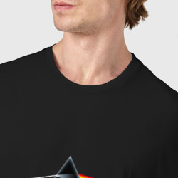 Футболка с принтом Pink Floyd color logo для мужчины, вид на модели спереди №4. Цвет основы: черный