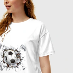 Женская футболка хлопок Oversize Футбол внутри - мяч пробил дыру - фото 2