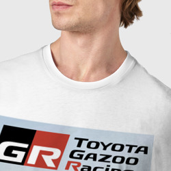 Футболка с принтом Toyota Gazoo Racing - легендарная спортивная команда для мужчины, вид на модели спереди №4. Цвет основы: белый