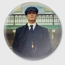 Значок Томас Шелби позирует