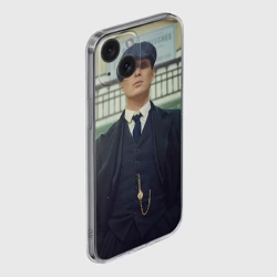 Чехол для iPhone 15 силиконовый с защитой камеры Томас Шелби позирует - фото 2